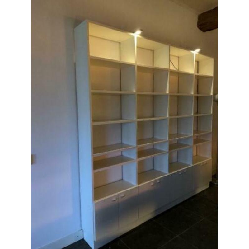 Grote witte boekenkast