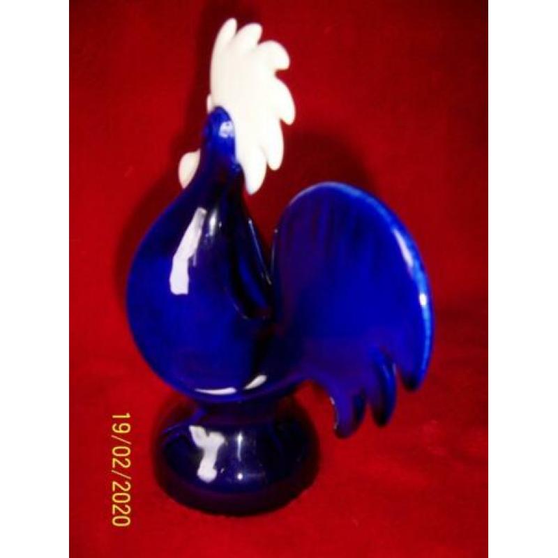 ,,goebel" haan in donkerblauw en wit geglazuurd porselein