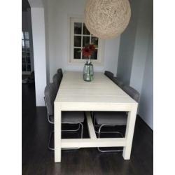 Witte houten eettafel