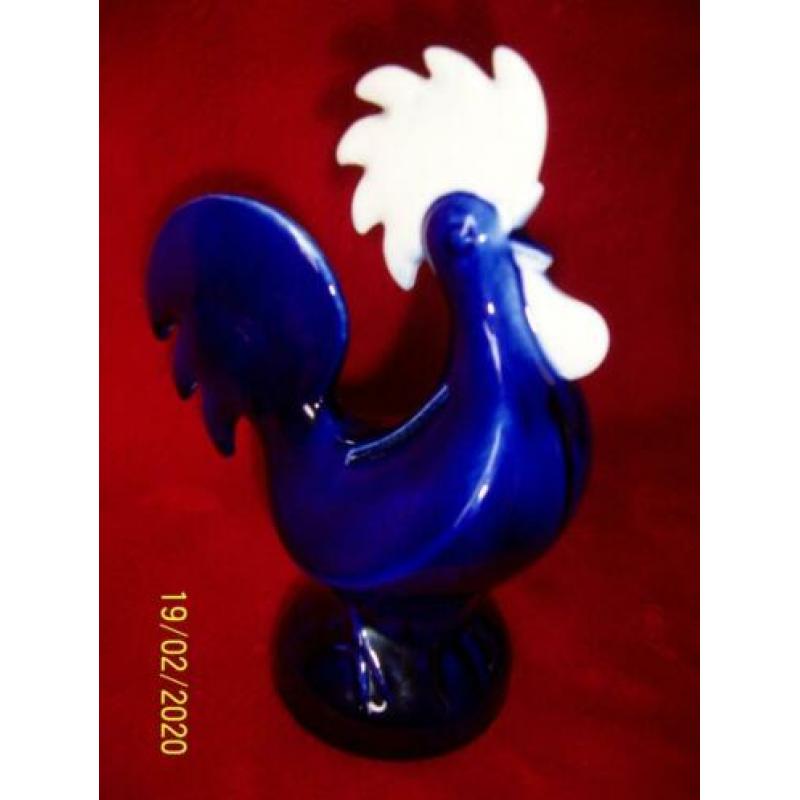 ,,goebel" haan in donkerblauw en wit geglazuurd porselein
