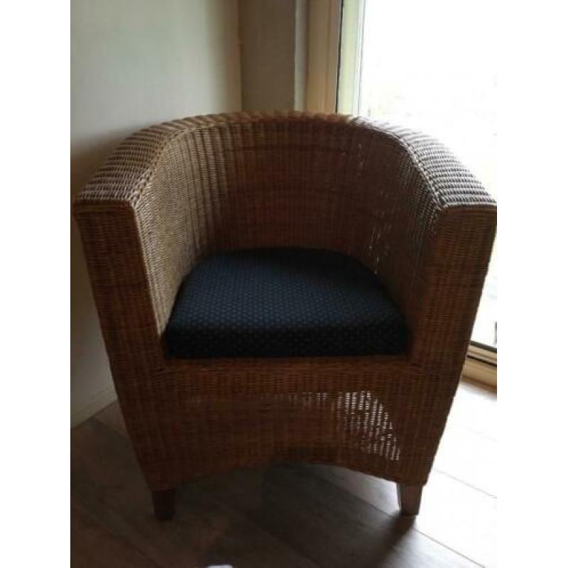 2 rieten stoelen en tafel