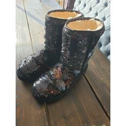 Zwarte uggs met pailletten.