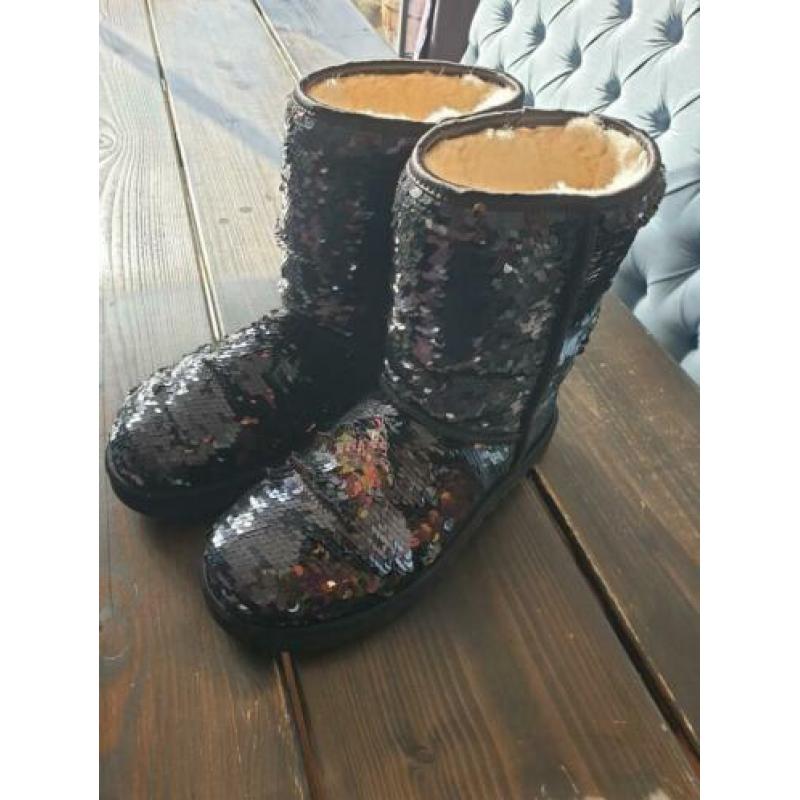 Zwarte uggs met pailletten.