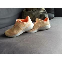 Nike zalm roze maat 33