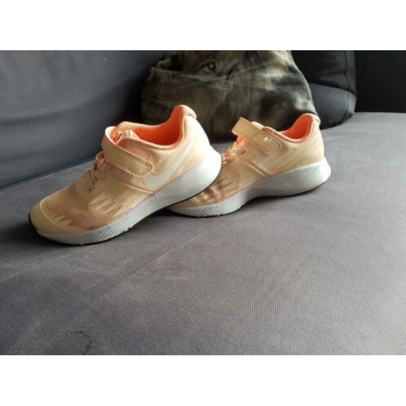 Nike zalm roze maat 33