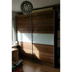 Dubbele kledingkast walnootbruin melkglas 200b x 61d x 217h