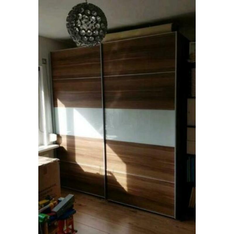 Dubbele kledingkast walnootbruin melkglas 200b x 61d x 217h