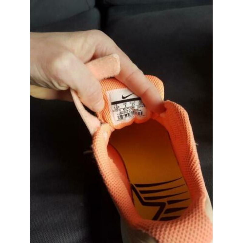 Nike zalm roze maat 33