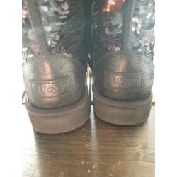 Zwarte uggs met pailletten.