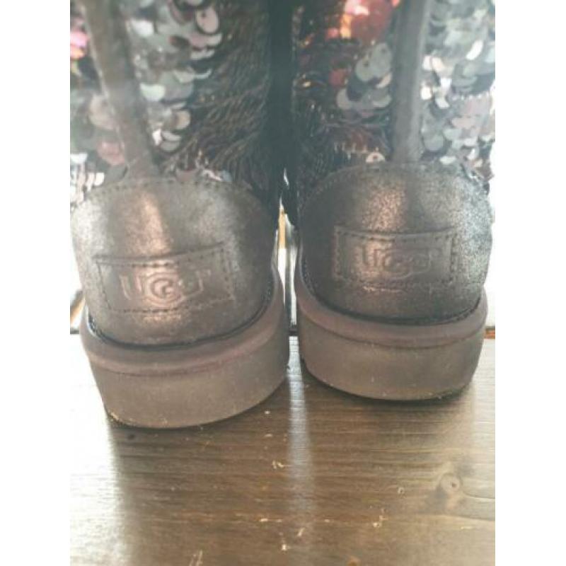 Zwarte uggs met pailletten.
