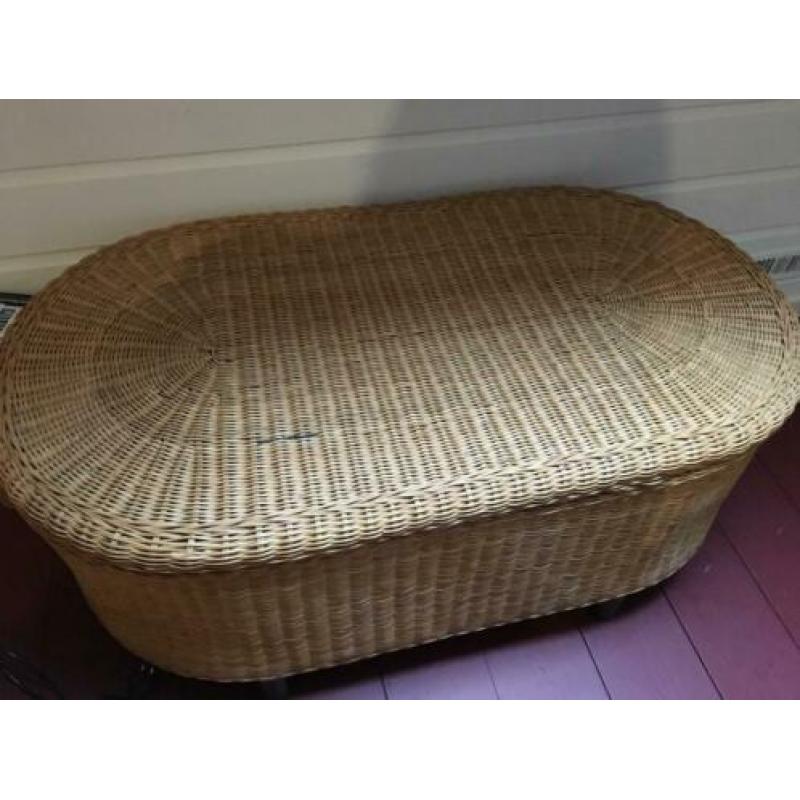 2 rieten stoelen en tafel