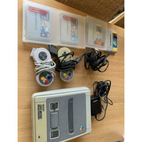 SUPER NINTENDO incl 4 spelletjes en 2 controllers