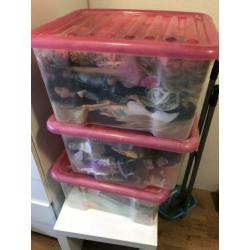 3 opbergboxen vol met Barbie poppen en accessoires