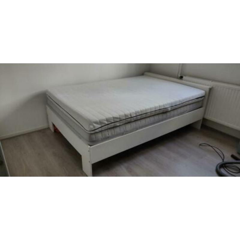 Wit bed (twijfelaar) 140 x 200