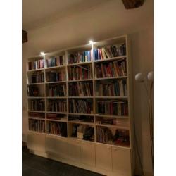 Grote witte boekenkast