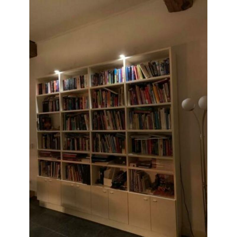 Grote witte boekenkast