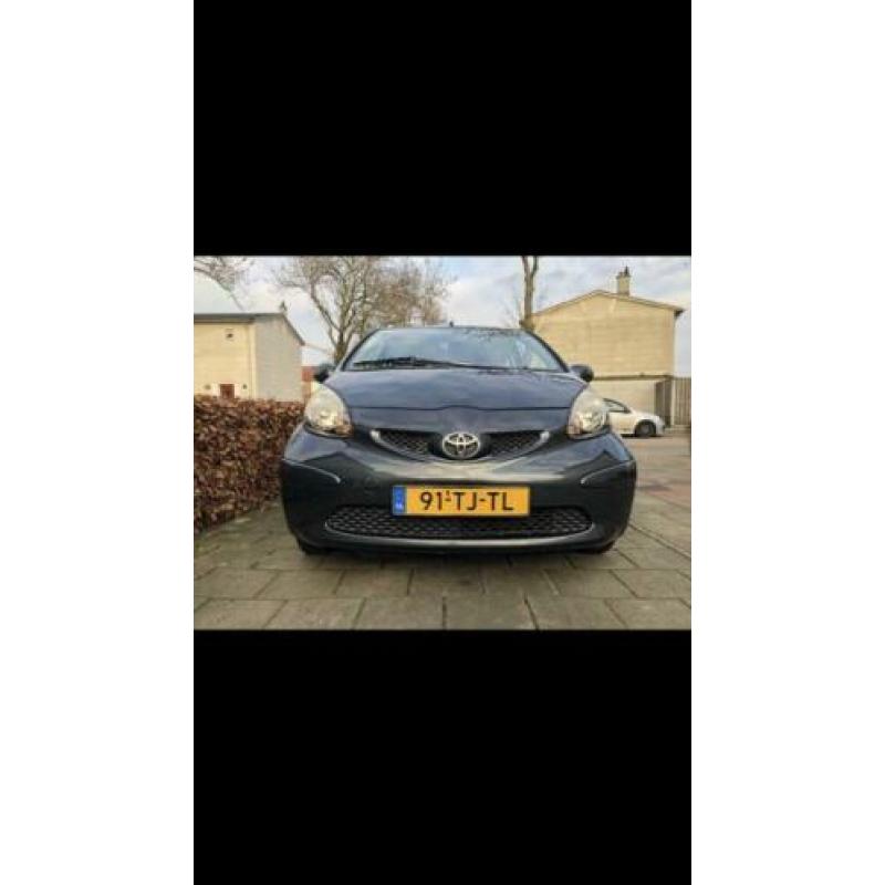 Toyota Aygo 1.0 12V Vvt-i 3DRS MMT 2006 Grijs (MP5 SPELER)