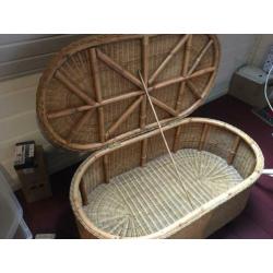 2 rieten stoelen en tafel
