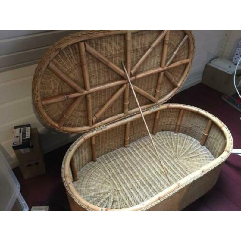 2 rieten stoelen en tafel