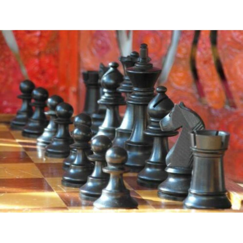 Oude schaakkist schaakstukken damschijven schaakspel damspel