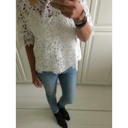 Witte kanten top met bloemen, broderie. Nieuw staat