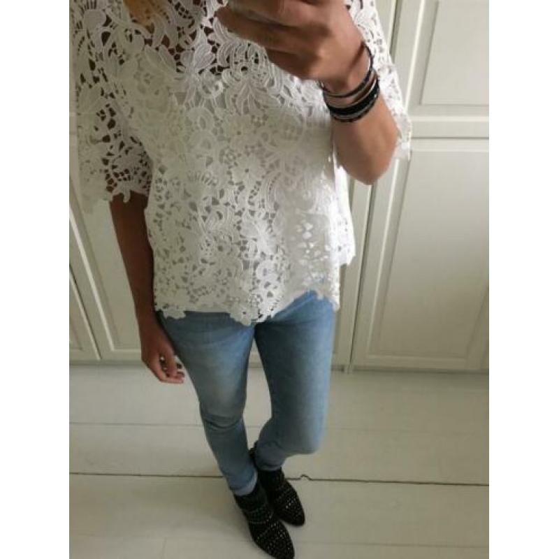 Witte kanten top met bloemen, broderie. Nieuw staat