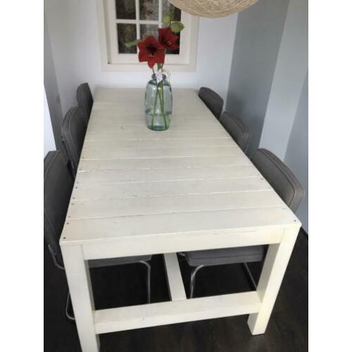 Witte houten eettafel