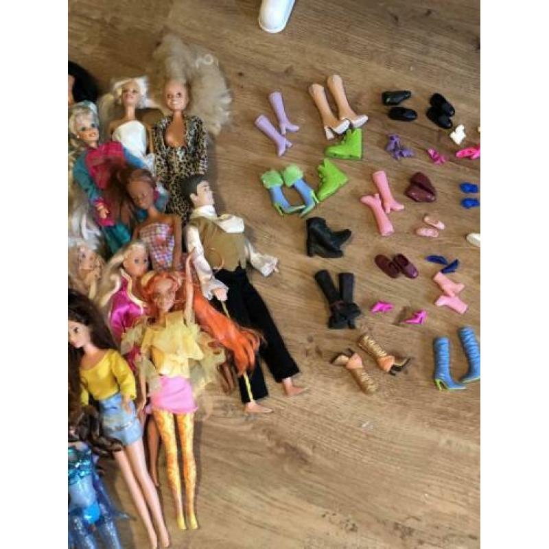 3 opbergboxen vol met Barbie poppen en accessoires
