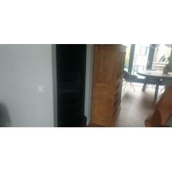 Mooie teak houten kast met wijnrek. ALS NIEUW!