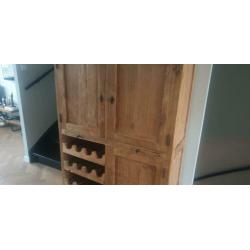 Mooie teak houten kast met wijnrek. ALS NIEUW!