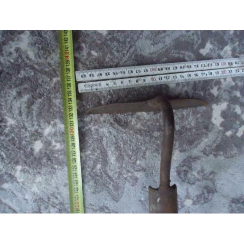 oud gereedschap / decoratie Hak , schoffel,