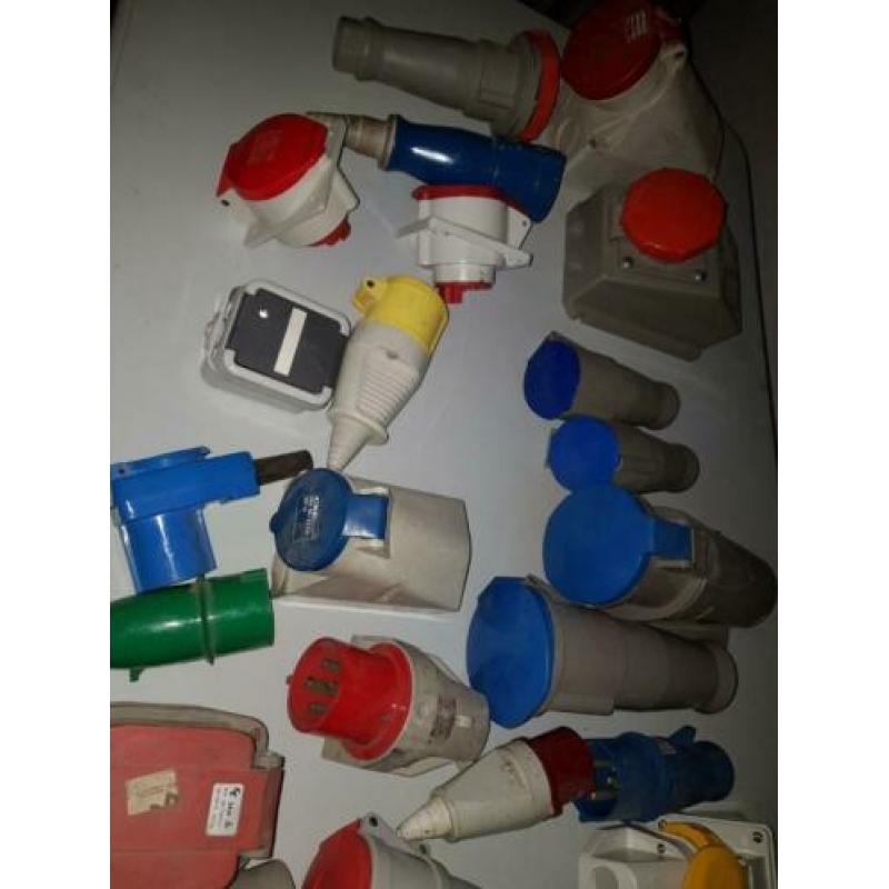 240 stuks nw en zgan vele soorten stekkers ect ect
