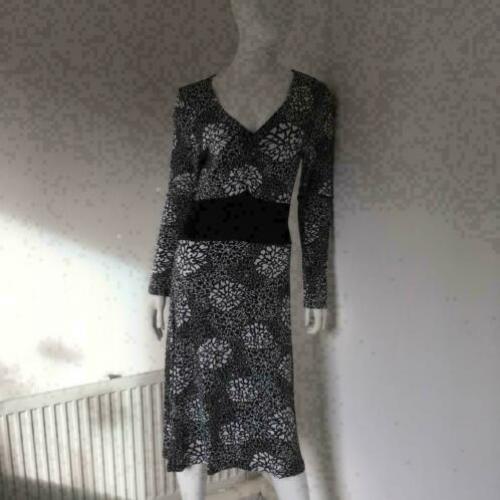 3220 Elegante zwart/witte jurk BROOKER; Mt= 38 Nieuwstaat"