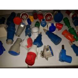 240 stuks nw en zgan vele soorten stekkers ect ect