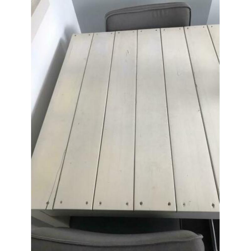 Witte houten eettafel