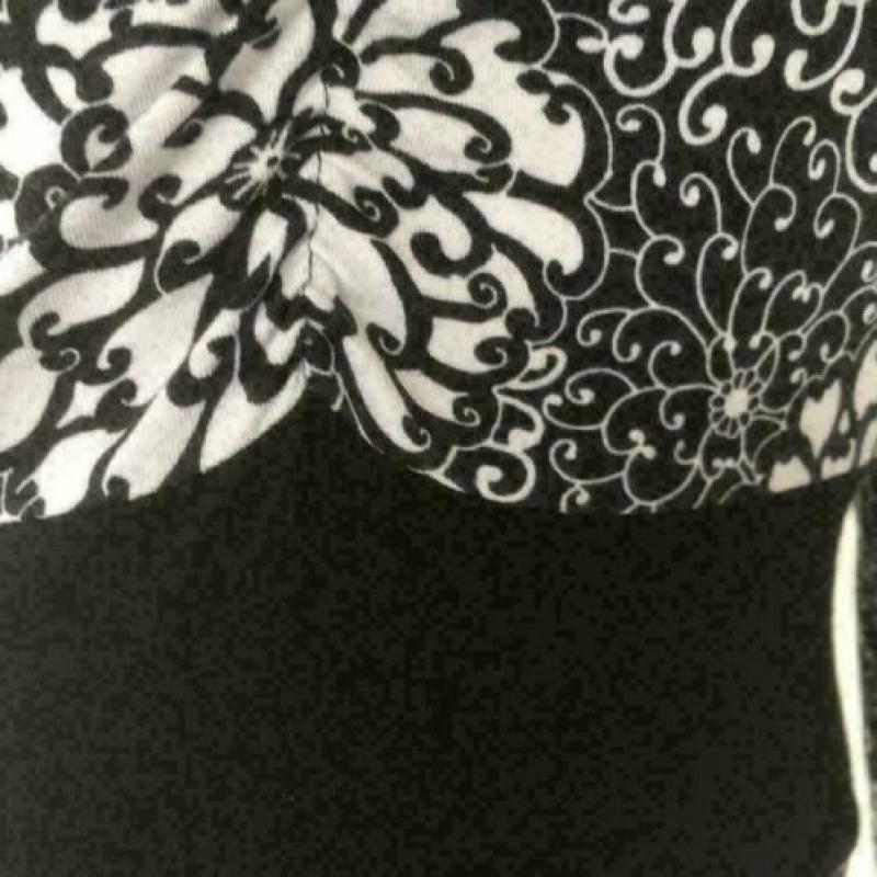 3220 Elegante zwart/witte jurk BROOKER; Mt= 38 Nieuwstaat"