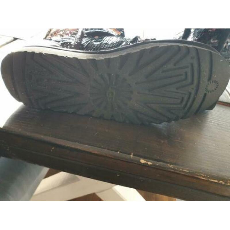 Zwarte uggs met pailletten.