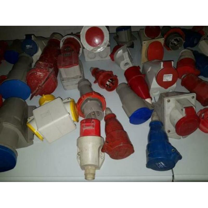 240 stuks nw en zgan vele soorten stekkers ect ect