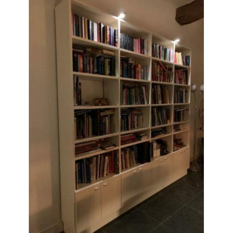 Grote witte boekenkast