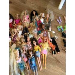 3 opbergboxen vol met Barbie poppen en accessoires