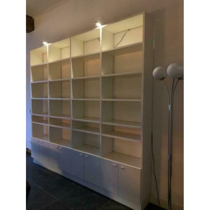 Grote witte boekenkast