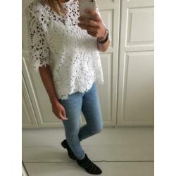 Witte kanten top met bloemen, broderie. Nieuw staat