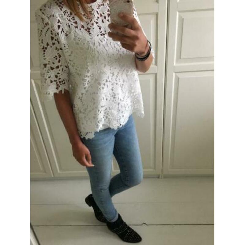 Witte kanten top met bloemen, broderie. Nieuw staat