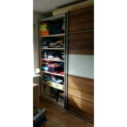 Dubbele kledingkast walnootbruin melkglas 200b x 61d x 217h