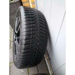 Winterbanden met mat zwarte RIAL velgen voor Hyundai