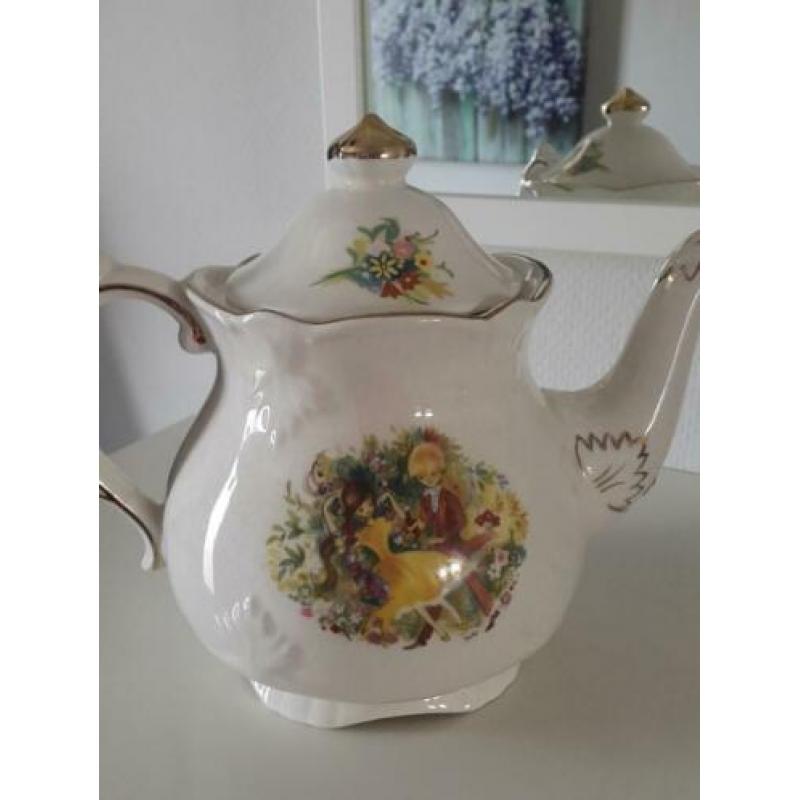 zeer oude theepot, Price Kensington England