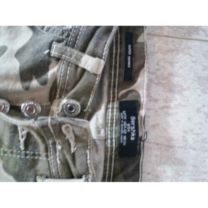 Legerbroek Bershka maat 34 ZGAN