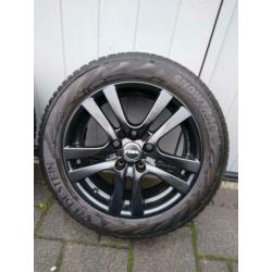Winterbanden met mat zwarte RIAL velgen voor Hyundai