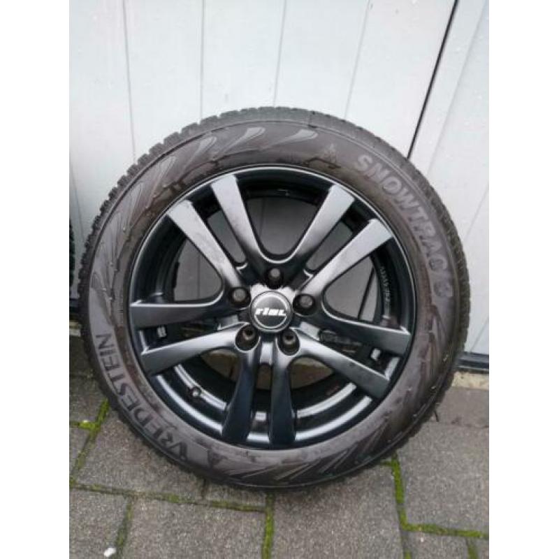 Winterbanden met mat zwarte RIAL velgen voor Hyundai