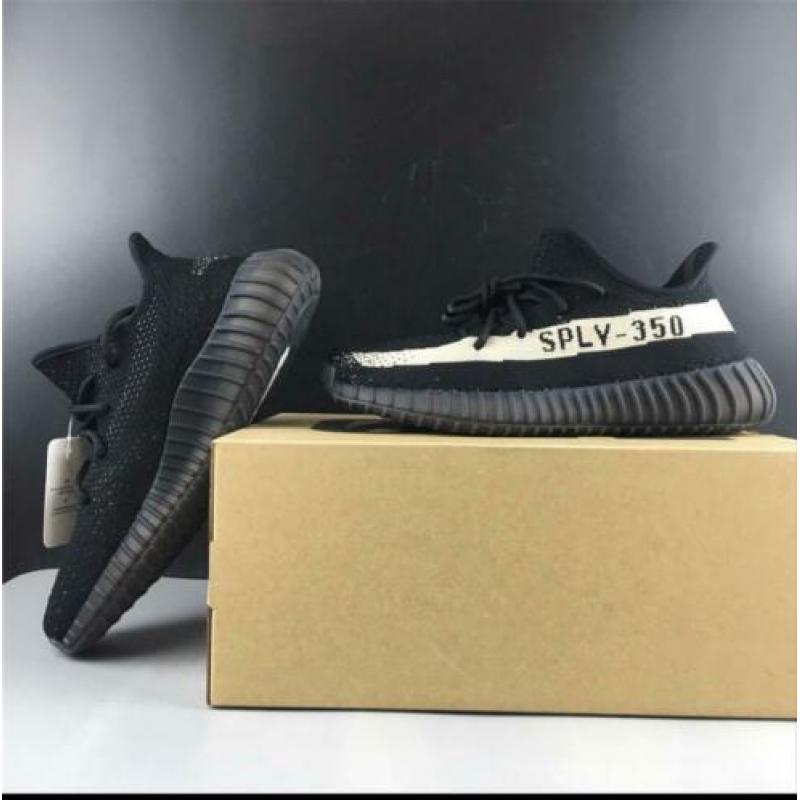 Yeezy boost 350 v2 oreo black